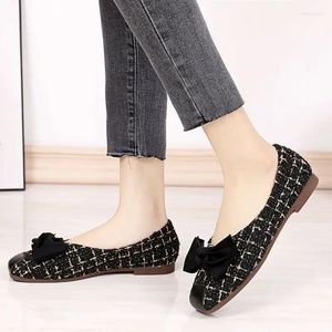 Chaussures décontractées orteil carré kawaii pour femmes avec arc noir mignon femelles chaussures talon bas slip de robe élégante