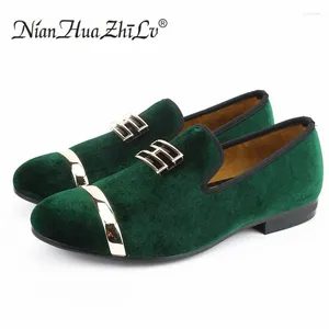 Casual schoenenstijl zwart en groen fluwelen handgemaakt met gouden patent buckle mode loafers feest trouwjurk mannen flats