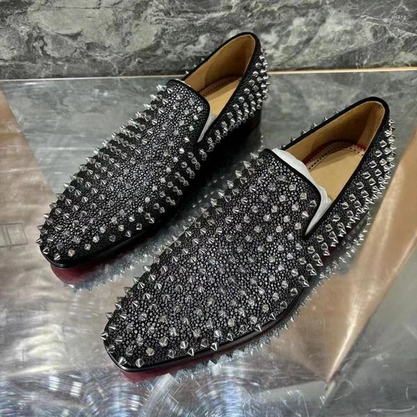 Chaussures décontractées Style Bling Men Mandis à pointes Fashion Mens Rivet Luxury Man Robe Slip on Party and Wedding