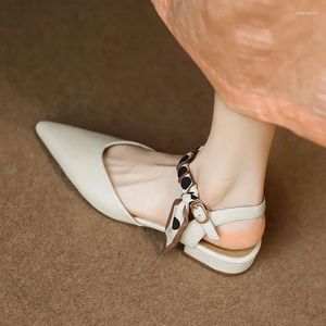 Casual schoenen zomer 2024 sandalen voor vrouwen kantoor werk buiten leer puntige teen platte rubberen gespen met lage hakken wit geen hakschoenen