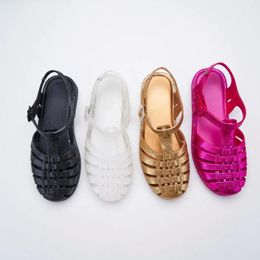 Chaussures décontractées Summer Marque Femme Flat Jelly Korean Style Adult Girls Retro Baotou Roman Sandals Ladies Shining Hollow Woven Beach Shoe