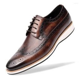 Chaussures décontractées Derby Summer Men Oxford Robe Shoe Brogue Sneakers Wingtip Lace-Up Business Wedding Zapatos Leather Fashion Lightweight