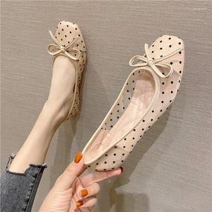 Zapatos informales planos de verano para mujer, zapatillas transpirables con lunares, zapatos planos de malla sin cordones para uso diario con cabeza cuadrada