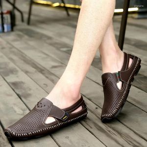 Chaussures décontractées Sandales de l'homme Sandales Soft Le cuir Slip Hollow Out Tendances de la mode masculine confortable à la conduite des appartements