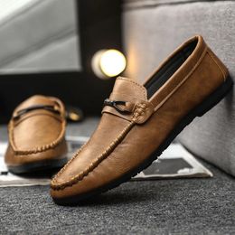 Casual schoenen zomer herenloafers comfortabele platte zapatos para hombres mannen ademende mocassins slip-on zacht lederen tubculino 2024