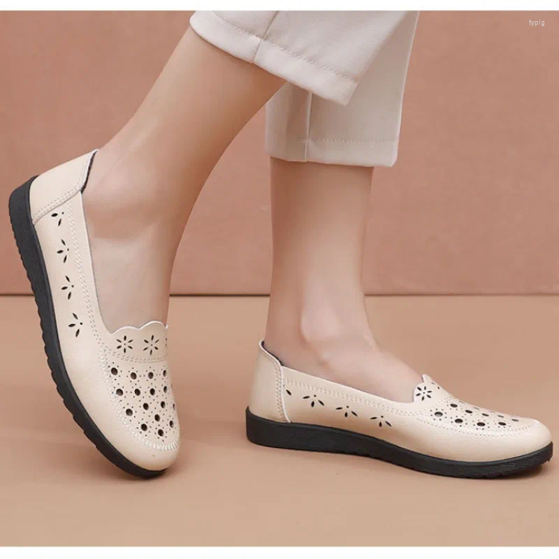 Casual Shoes Summer Mother Sandals mjuka sulor Bekväma platta hål ihåliga ensamstående äldre mormor