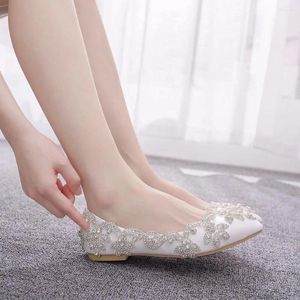 Chaussures décontractées Été Poighed Pu White Rhinestone Flat Bridal Wedding Banquet Robe All-Match Fashion Sandales pour femmes de grande taille