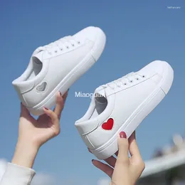 Casual schoenen Zomer Vrouw Vulcanisatie 2024 Witte dames sneakers mode flats hart veter op pu lente sneaker tennis vrouw