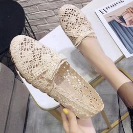 Chaussures décontractées Summer Femmes Hollow Out Mesh Bouchant Boucs Boucons Mesdames Coréen Slip on Beige Fats Zapatos de Mujer 2024