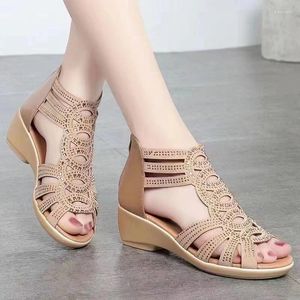 Chaussures décontractées d'été pour femmes Peep Toe Sandales Hollow Out Roman Women Tandes de plein air Fashion Low Talons Mesdames