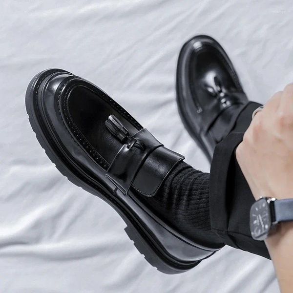 Zapatos casuales Vestido con borlas Mocasines para hombres Mocasines de estilo británico negro Fondo grueso Tacón bajo Negocios formales para hombres