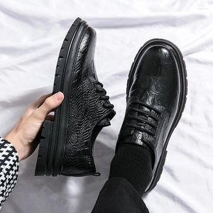 Chaussures décontractées tendances hommes à semelles épaisses hommes mocassins de mode affaires sociales bout rond Style britannique luxe en cuir Oxfords