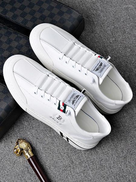 Chaussures décontractées tendance marque de petits hommes blancs en cuir haut de gamme mince respirant semelle souple baskets légères mocassins d'été