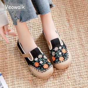 Chaussures décontractées Veowalk Bohemian Femmes Toile en lin Slip-On Flat confortable Mandis rétro Mamdes Bouptièmes brodés Sole