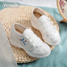 Zapatos casuales Veowalk Mujeres bordadas bordadas blancas zapatillas de deporte gruesas