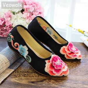 Chaussures décontractées Veowalk Fleur 3D Fleur à la main Broidered Womens Pointed Toes Cotton Flat Automne Fashion Mesdames confortables Locs de conduite