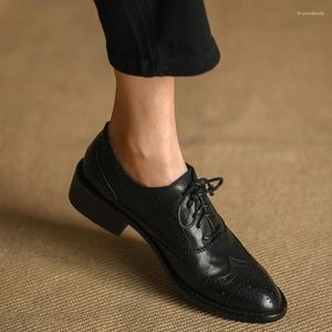 Casual schoenen Vintage Oxfords Flat Woman Cowhide Lady Flats Retro Low Heel Britse stijl Kwaliteit Veter-up brogue voor vrouwen