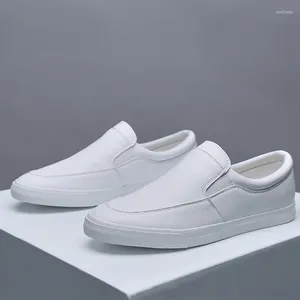 Chaussures décontractées imperméables blanches pour hommes, baskets à enfiler, mocassins plats, mode masculine vulcanisée, 2024