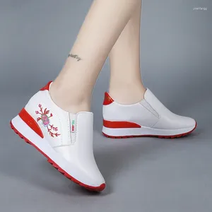 Chaussures décontractées blanc 2024 cales femmes réconfortés de baskets à semelle douce Fashion brodée pour Zapatillas Mujer