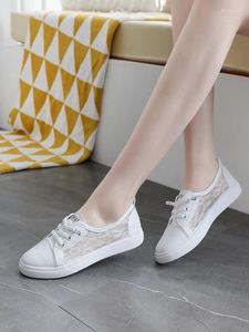Zapatos casuales zapatos blancos su cara ventilación en el verano 2024 más ligero Joker plano femenino sandalias bud seda net