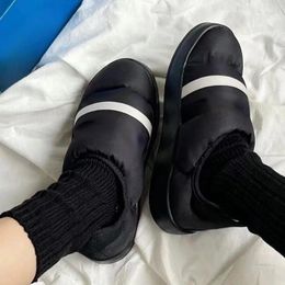 Chaussures décontractées hiver chaude Femmes gonflées Casusal Streetwear Sports Flats Platform Unisexe Striped Black Male Sneakers Athletic Shoe