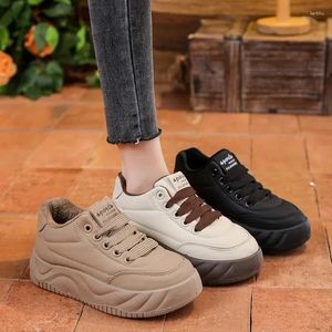 Zapatos informales de las zapatillas de deporte para mujeres de invierno.