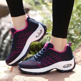 Chaussures décontractées avec amorti des entraîneurs roses à fond épais Vulcanize Design Sneakers femmes Sports Marque Cosplay Training Visiteurs