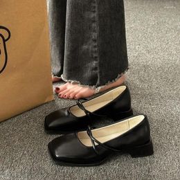 Chaussures décontractées avec des talons moyens Style japonais Lolita pour les femmes Black Footwear Footwear Square Toe Mary Jane en cuir normal gothique l