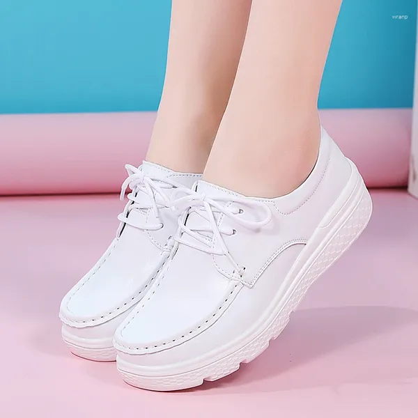 Chaussures décontractées Femme Sneakers Femmes Platform Candes Soft Travail Breffant confortable Neuvement sans glissement Nursing White