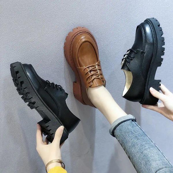 Chaussures décontractées Femmes Automne Round Toe Oxfords Footwear Femme Femme Black Flats Blacks With Fur Sneaker All-Match Fall Cuir