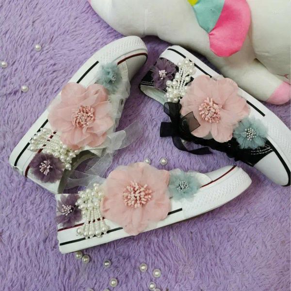 Zapatos casuales de lona para mujer, princesa coreana, parte superior baja con cordones, cinta de perlas de flores dulces en 3D, fondo plano blanco pequeño