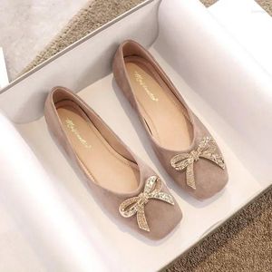 Chaussures décontractées Femmes Flat Elegant Bling Crystal Bow Fashion Ballet Tie Tie carrée Toe Flats Footware 2024