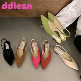 Casual schoenen vrouwen flats moderne sandalen muildieren in 2024 modeontwerper dia's vrouwelijk voor dames buiten puntige teen