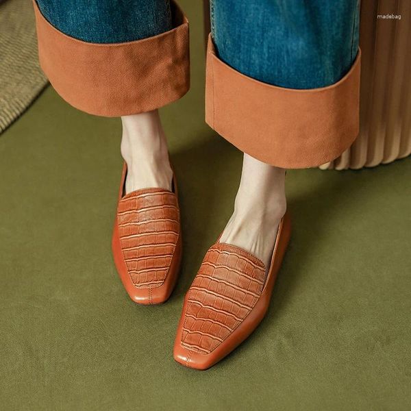 Chaussures décontractées Femmes Plats printemps Automne Simple Femme Cow Hide Slip on British Flat Shoe Low Talon Toe Toe Bouchoshed Locs