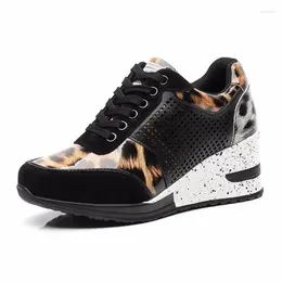 Chaussures décontractées Femmes Hidden Heels Cosdge Platform Sneakers Femme Lacet Up Het Bottom Walking Walking Non Slip Leopard Mujer