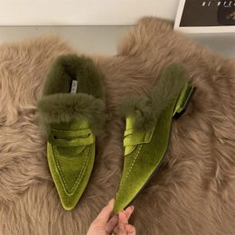 Chaussures décontractées Femmes Luxury Velvet Mules Points Points Slip-On Fur Sandals Brand Design Outdoor Furry Slides Party Talon