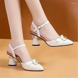 Chaussures décontractées Femme 2024 Sandales à orteils pointues Mode Summer All-Match Hollow Baotou High Heels Cuir Soft Back Vide