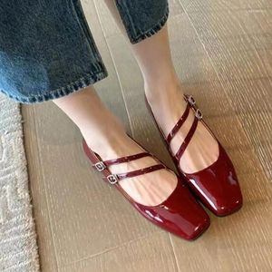 Chaussures décontractées Femmes Patent Cuir Mary Janes Square Toe Double Buckle Designer Black Red Low Heels Femme Automne 1667n