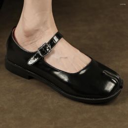 Chaussures décontractées en cuir authentique en cuir ceinture en métal Rounnd Toe Slip-On Mary Jane Flats Loissine Soft confortable Ballet de haute qualité