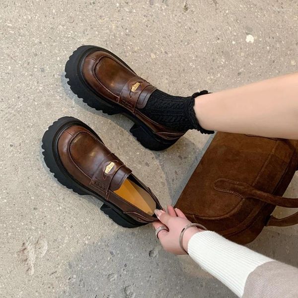 Chaussures décontractées pour femmes fabriquées avec une deuxième couche de peau de vache à l'intérieur, première semelle en peau de porc, fond de gâteau en mousse de caoutchouc