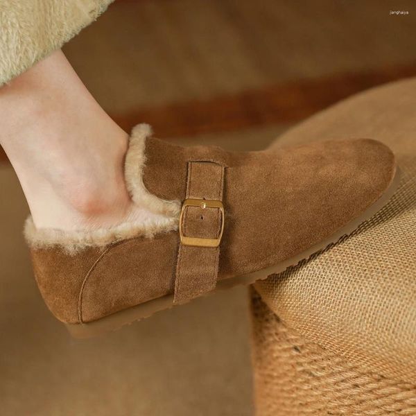 Zapatos casuales de lana de cuero de gamuza natural para mujeres en el interior de los pisos deslizantes hebillas de metal redondas de metal de los pies de metal hembra de invierno zapato diario