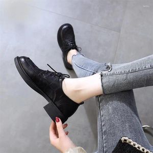 Chaussures décontractées chaussures d'été pour femmes avec bureau de talon pour femme 2024 talons carrés orteil en cuir normal sur la vente de promotion Offre y2k
