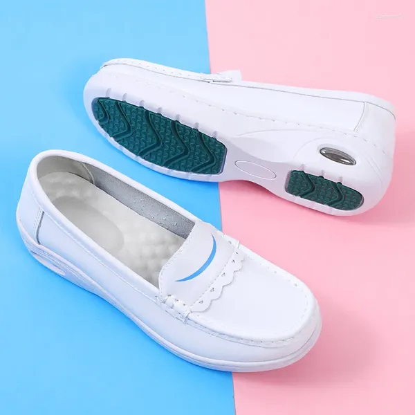 Zapatos informales de verano Summer de mujeres poco profundas Avención suave y suave Cushion de aire espeso pequeño trabajo blanco