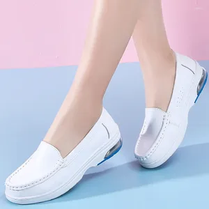 Zapatos casuales Las enfermeras vulcanizadas para mujeres trabajan en el fondo suave de cuero cómodo cuero transpirable anti-deslizamiento talón zapatos