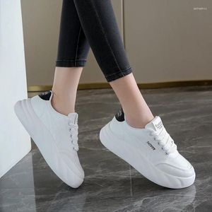 Zapatos casuales de zapatillas blancas para mujeres moda jóvenes jóvenes huaraches woman shows 2024 tendencia caminando alpargatas bajas