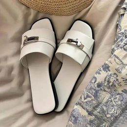 Casual schoenen dames slippers piepen teen platte hakken metalen decor ontwerper dames muilezels merk landingsbaan dia's sandalias mujer
