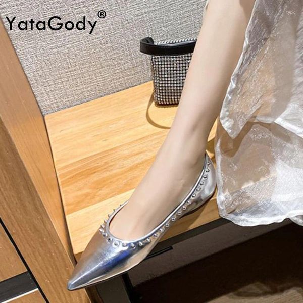 Zapatos casuales yatagody talla 34-43 2024 INS Women Ballet Flats Sprkly Silver Rivets Bajo Trabajo de primavera Vestido suave