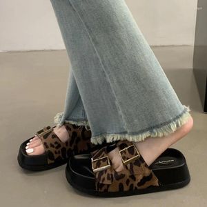Chaussures décontractées yozcttaa taille 34-40 femmes glisse sandales en cuir souple appartements d'été coins talons bas talons léopard plage robe quotidienne