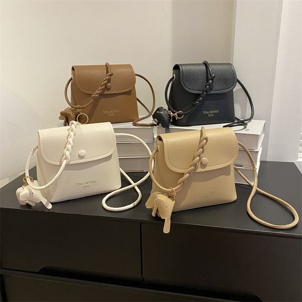 Sacs à bandoulière décontractés femmes avec accessoire éléphant vente en gros en cuir PU pochette Simple dames couleur Pure sacs à bandoulière sous les bras FMT-4274