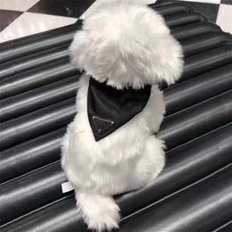 Casual de color sólido Ropa de perro Patrón de babero Diseñador Triángulo Tarjeta de bufanda Personalidad Decoración de perros de seda178a